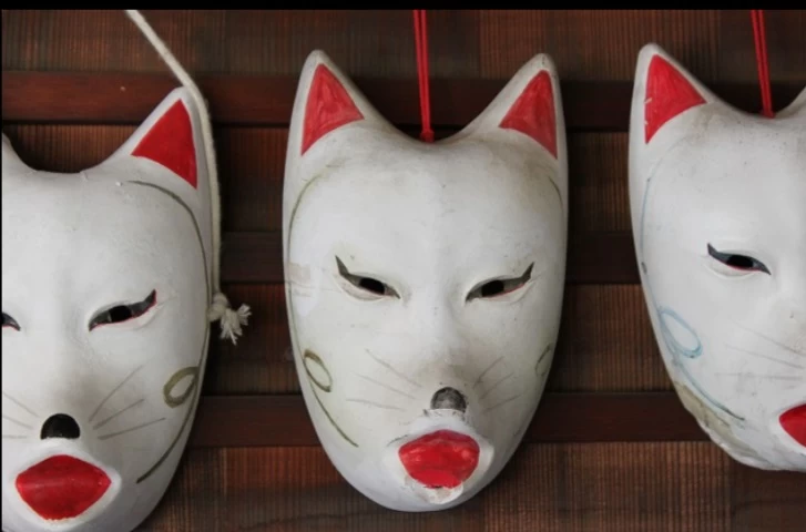 「白狐渡御」で利用する白狐面