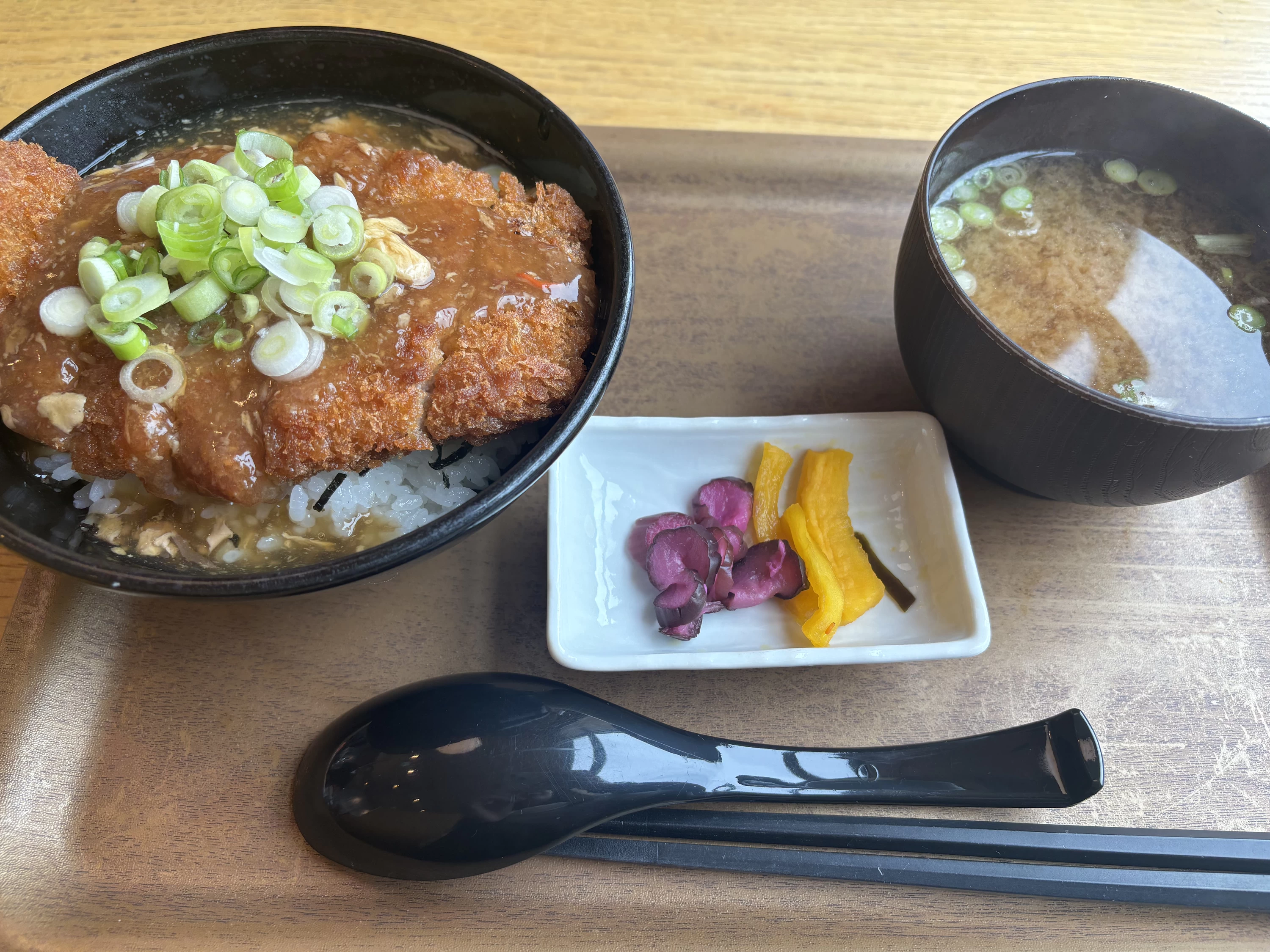 「あご出汁あんかけカツ丼」（1,100円）はガッツリなのに優しい味わい