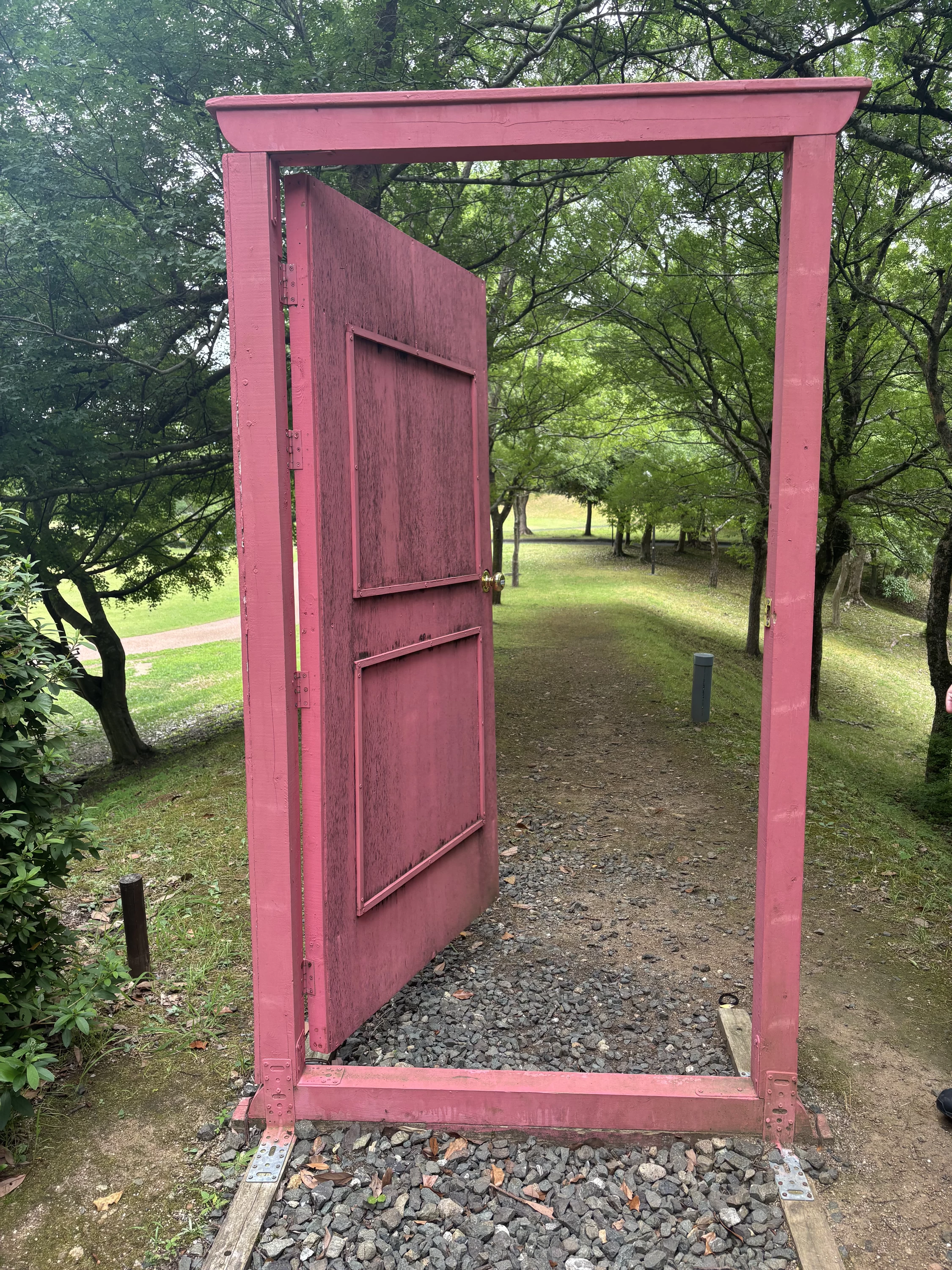 異世界につながる扉を開けるような雰囲気の写真に