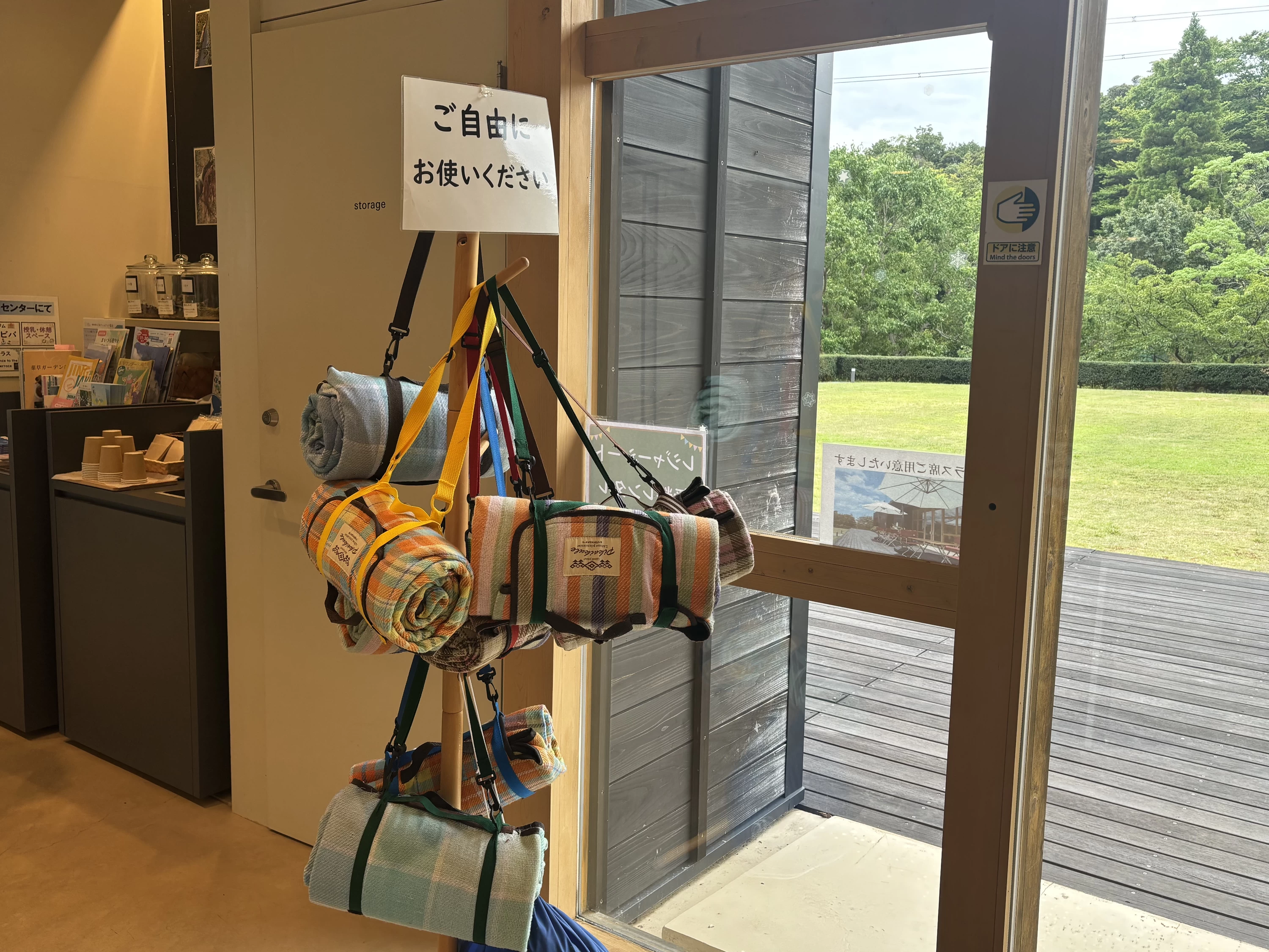 カフェでは、芝生に寝転がるとき用の御座を無料で貸し出している