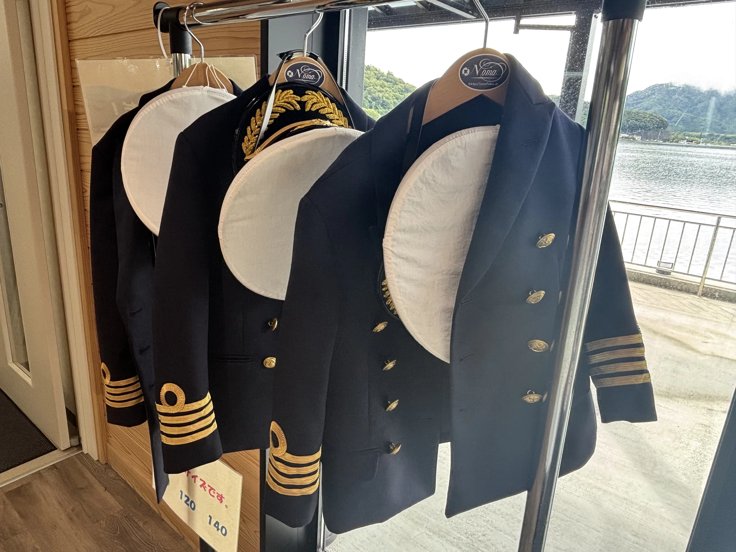 待合室では、無料で船長服を貸し出し中