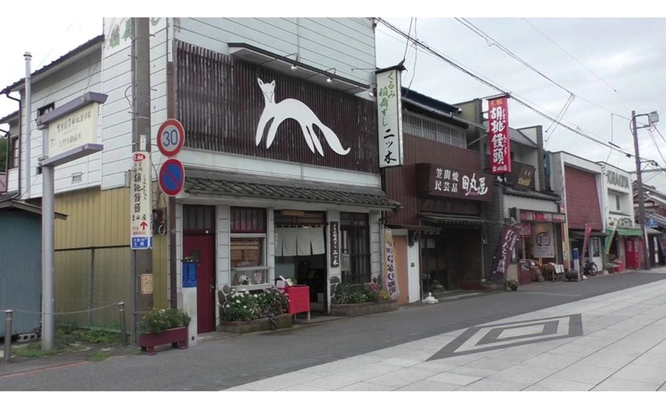 地元グルメを味わえる店が立ち並び、食べ歩きにぴったり