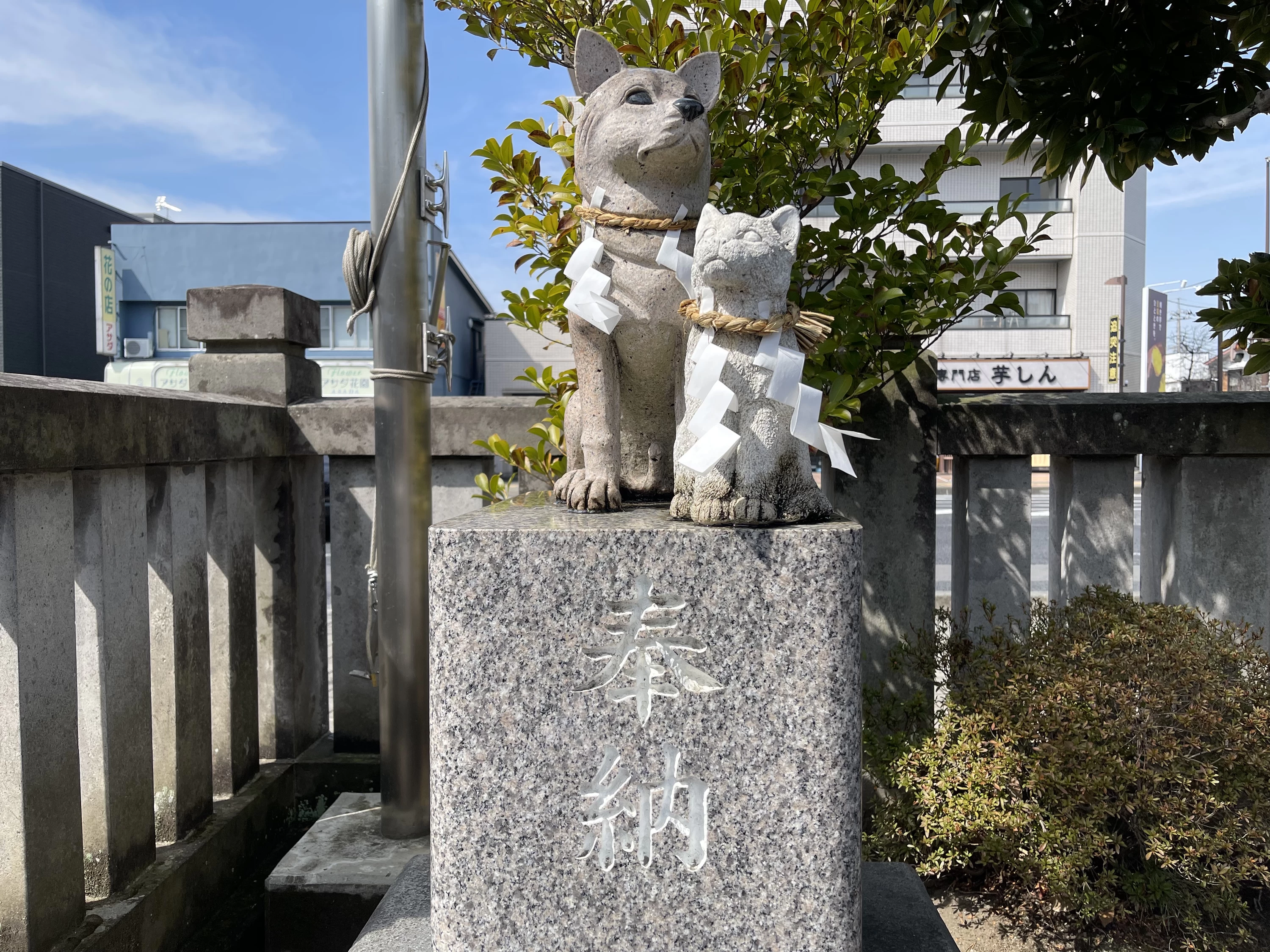 ペットの参拝所　こま犬・こま猫さん