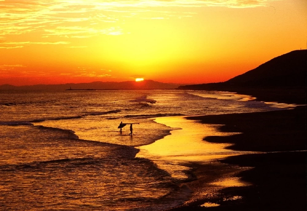 夕陽と波打ち際