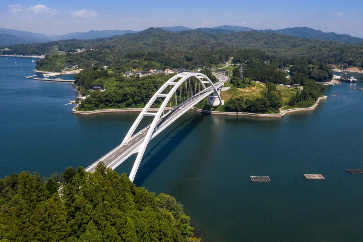 白亜のアーチ橋