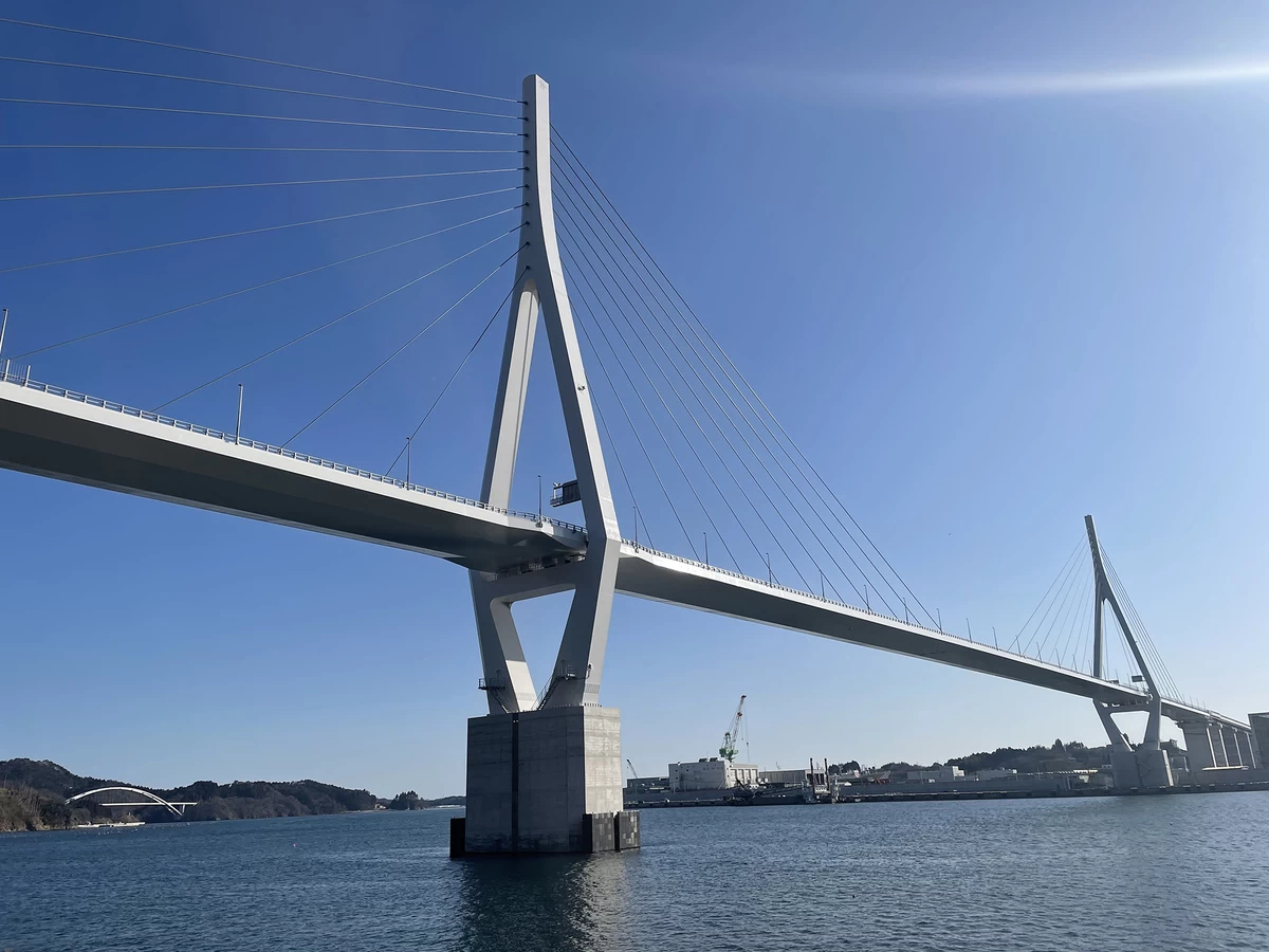 気仙沼湾横断橋の向こうに気仙沼大島大橋が小さく見える