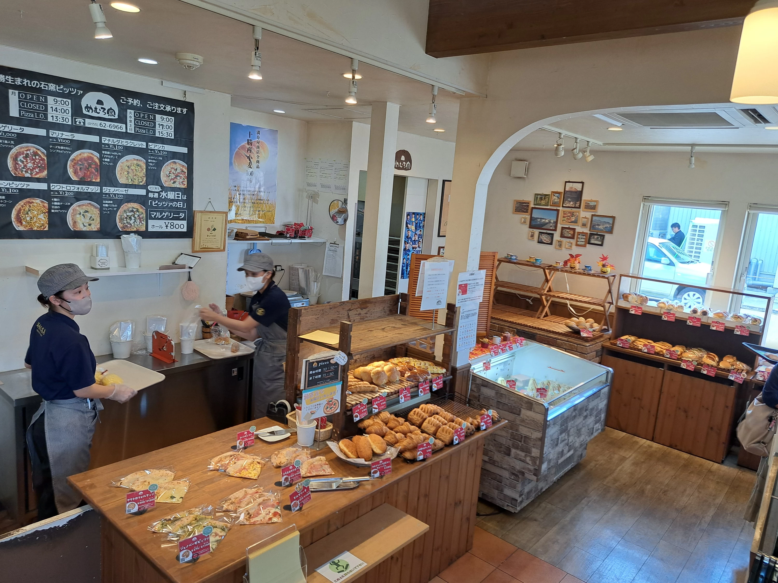 ピッツァメニューは壁に掲示