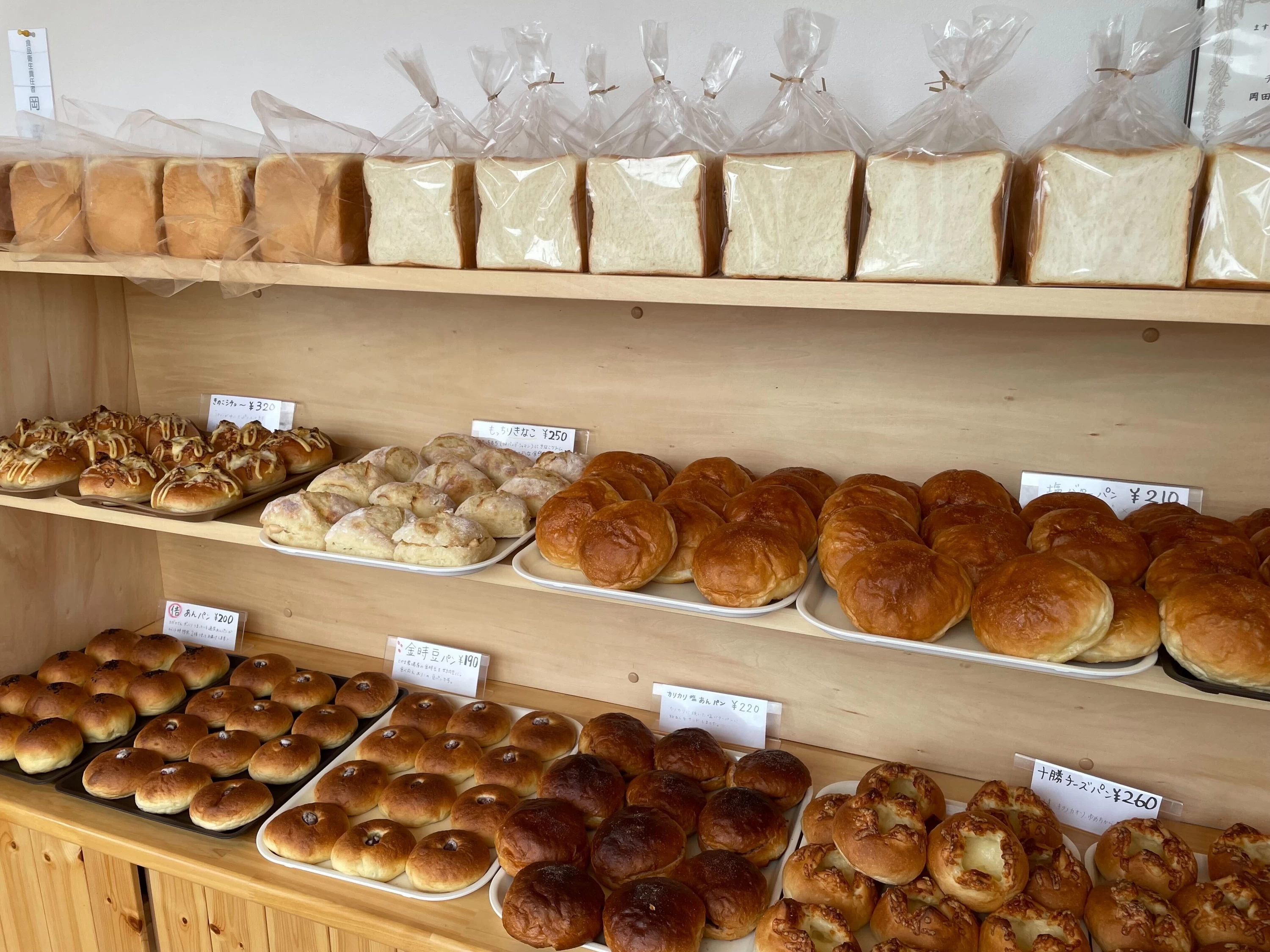 店内には焼きたてのパンがずらり