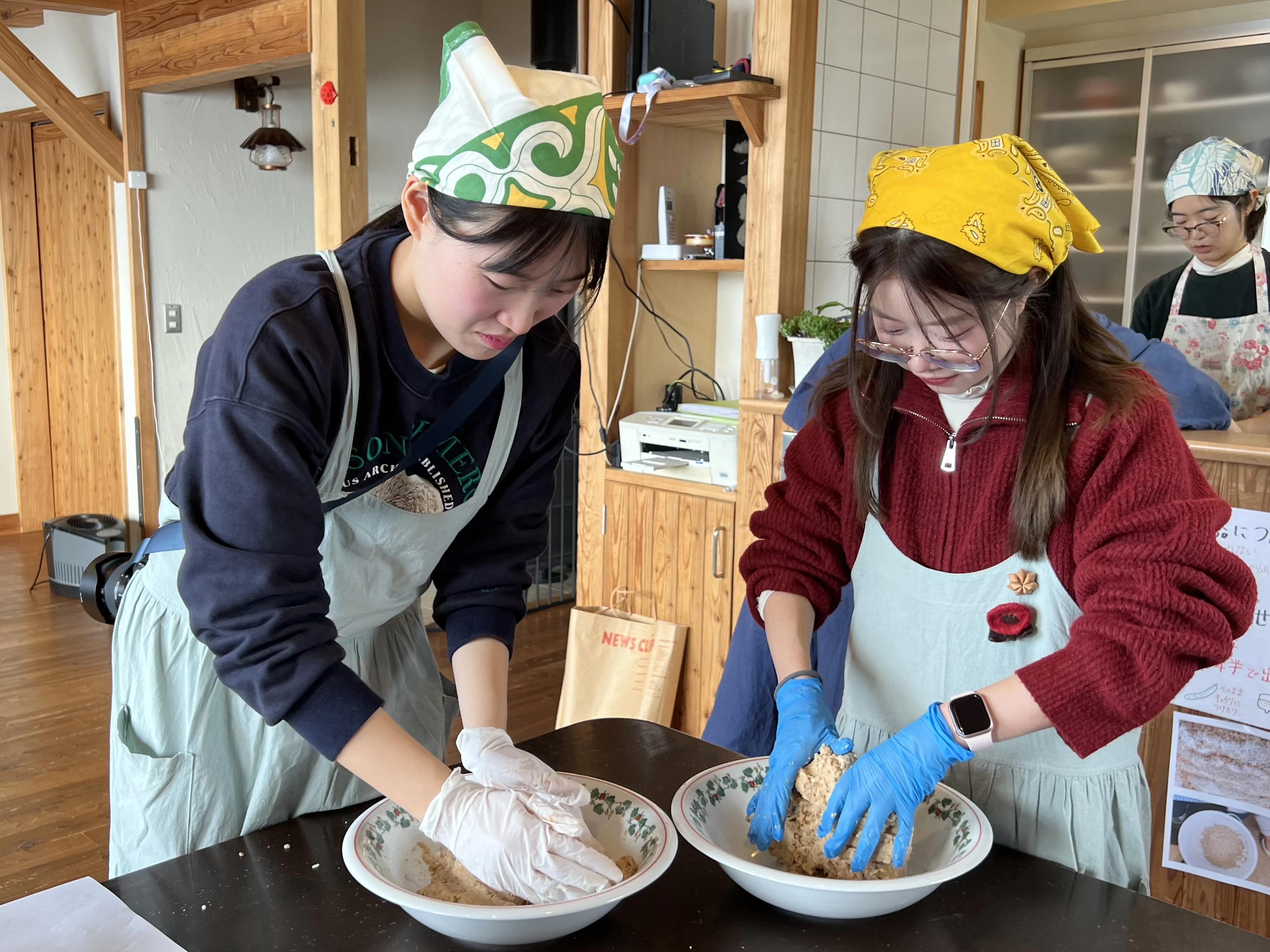 味噌づくりは農家さんにとって毎年恒例の行事（現地にて撮影）