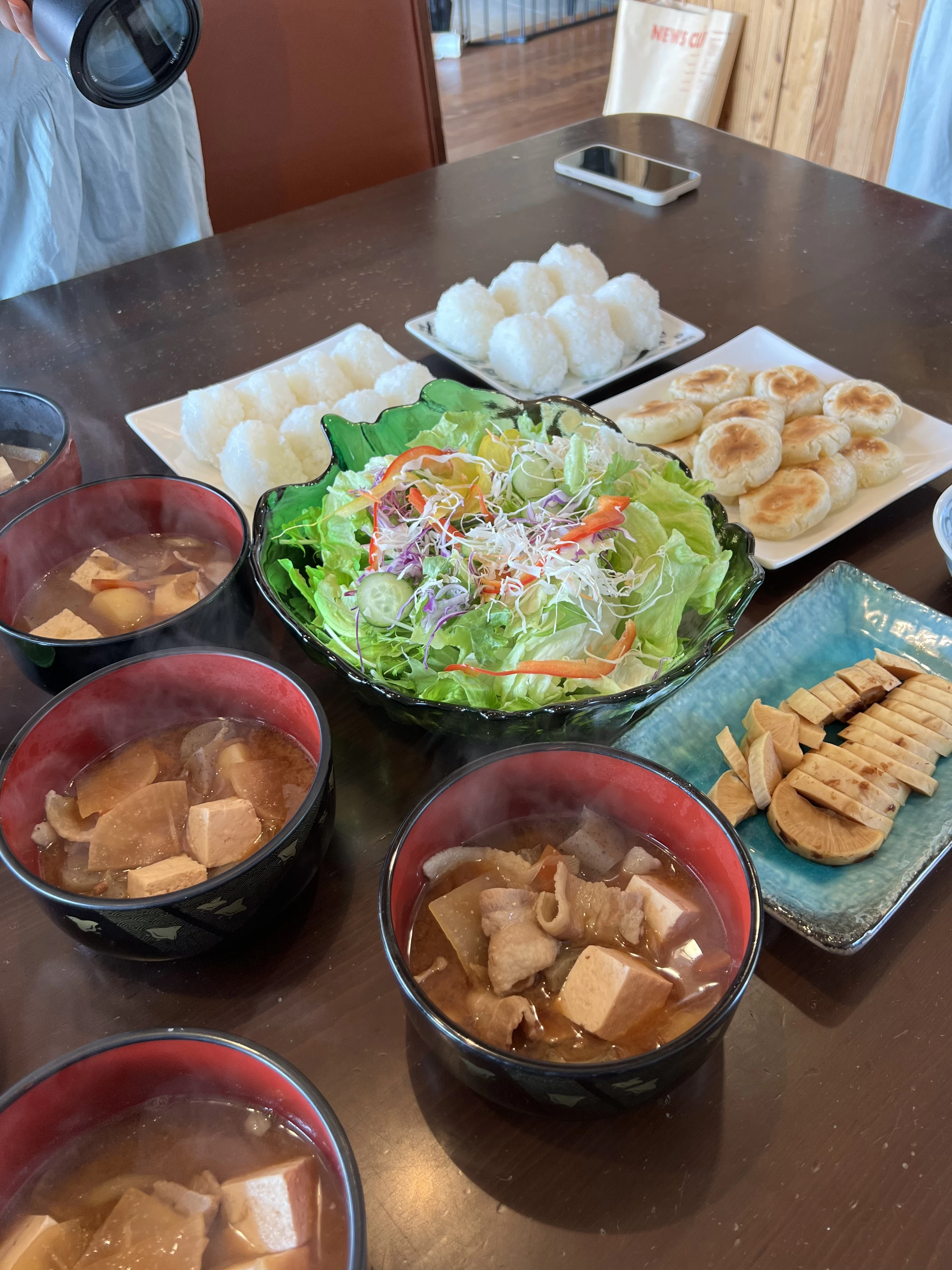 みんなで囲む食卓はおいしさもひとしお（現地にて撮影）