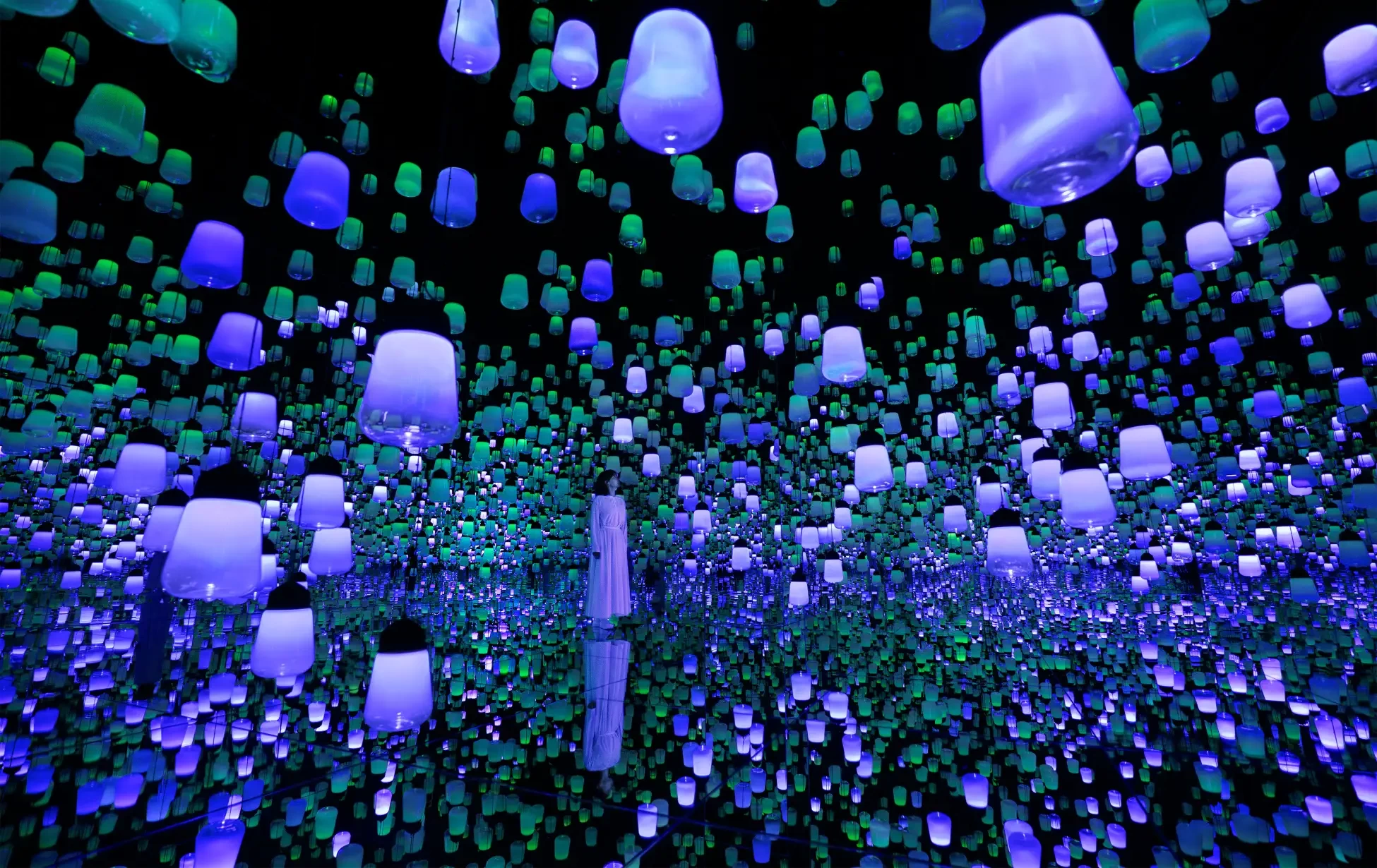 チームラボ《呼応するランプの森:One Stroke - a Year in the Mountains》© チームラボ