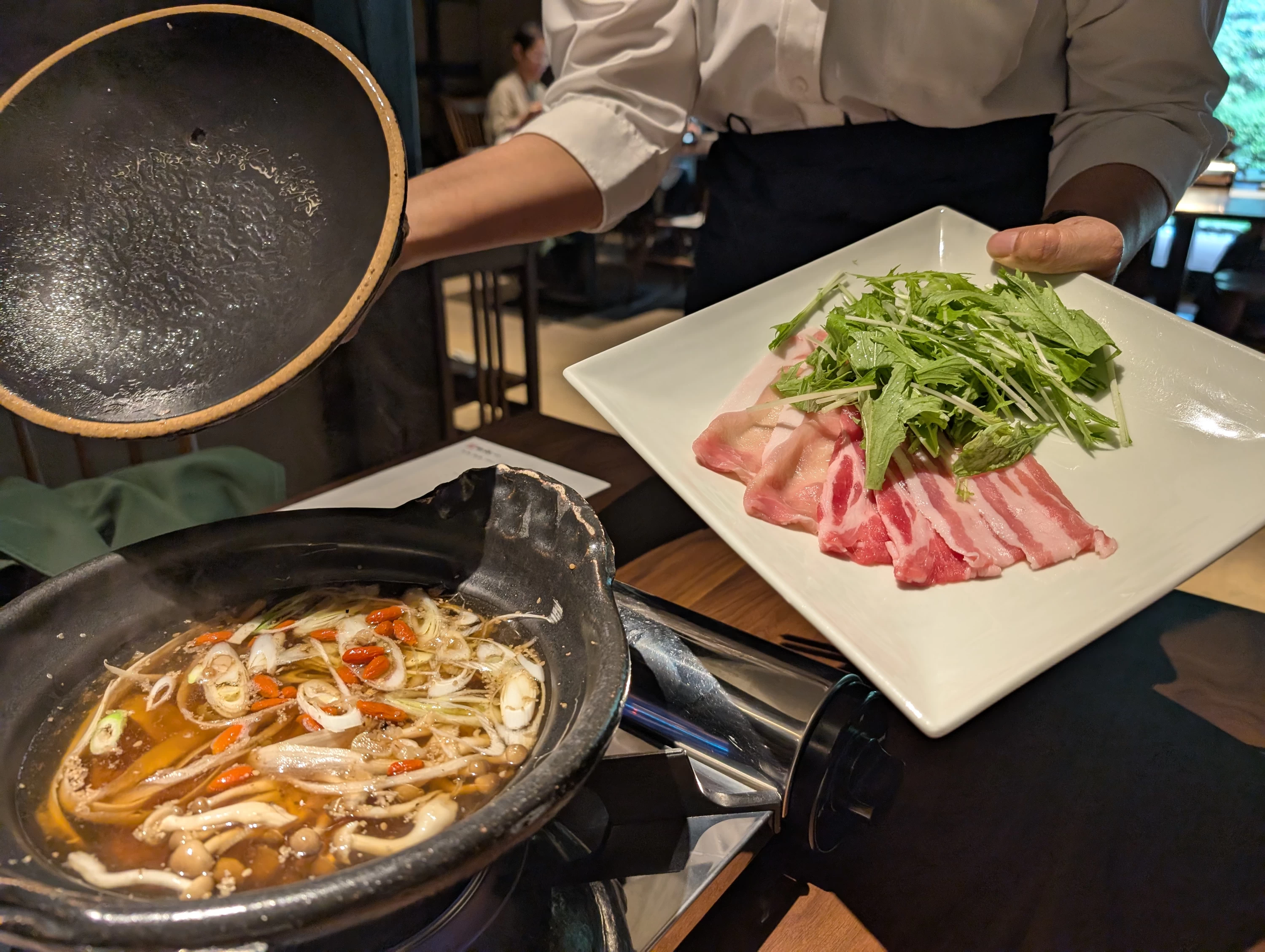 芽のメイン（黒豚と五穀米のスープ）（現地にて撮影）