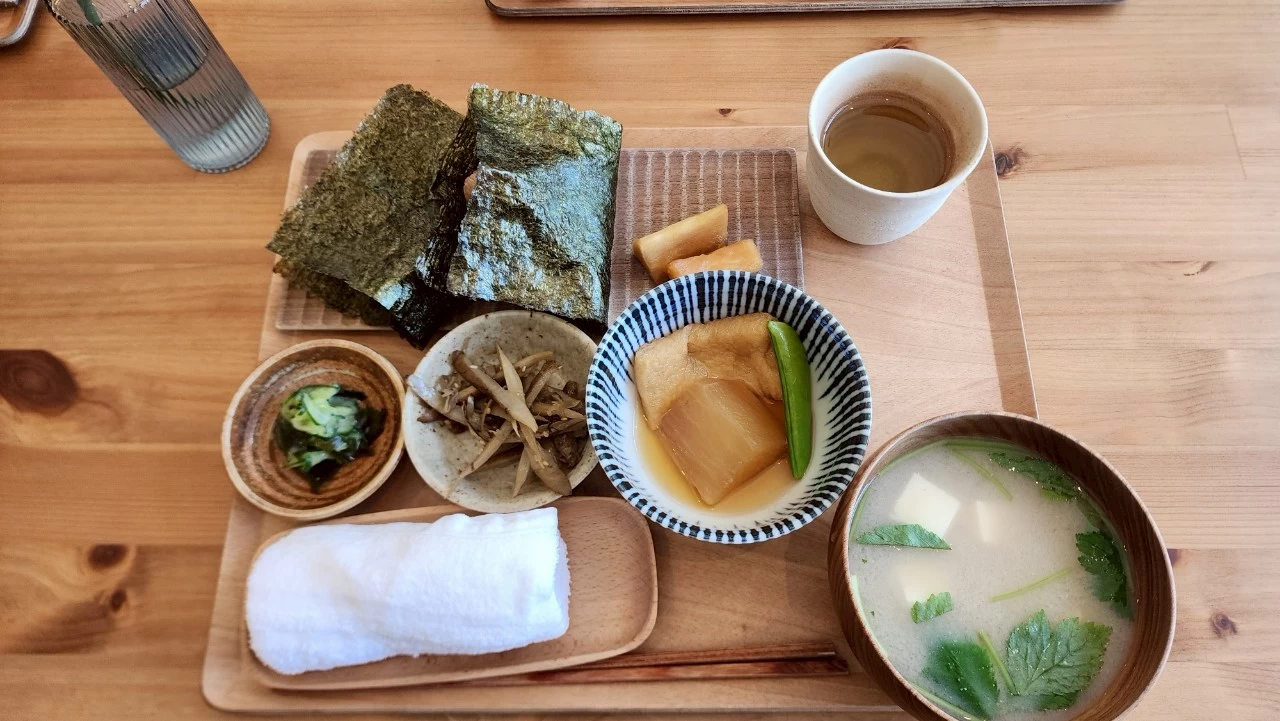 おばんざい「玄米おにぎり ひとやすみ」（現地にて撮影）