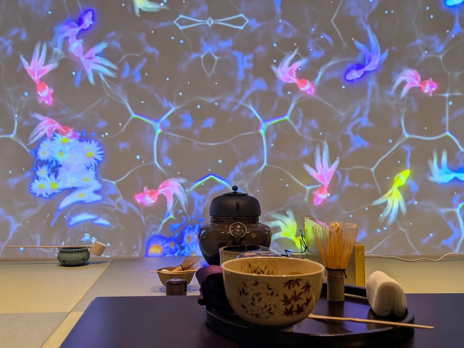 モニターのある茶室（現地にて撮影）