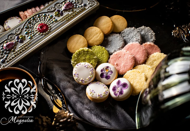 舌だけでなく目でも楽しめるスミレクッキー