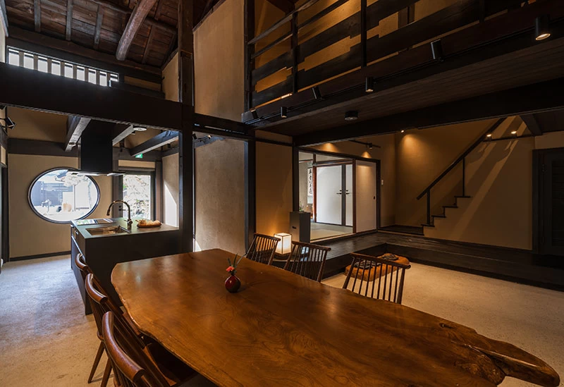 むき出しの梁が語る悠久たる時の流れ