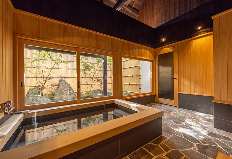 檜が香るお風呂で旅の疲れを癒やす