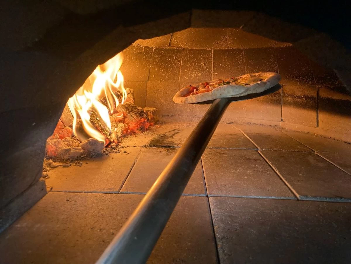 石窯で一気に焼き上げる本格ピッツァ