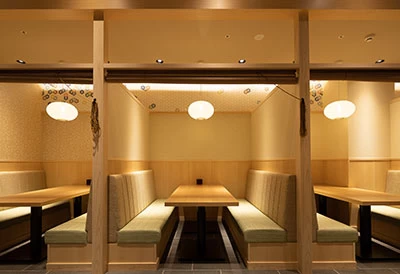 シーンに合わせて選べる席と寛げる店内