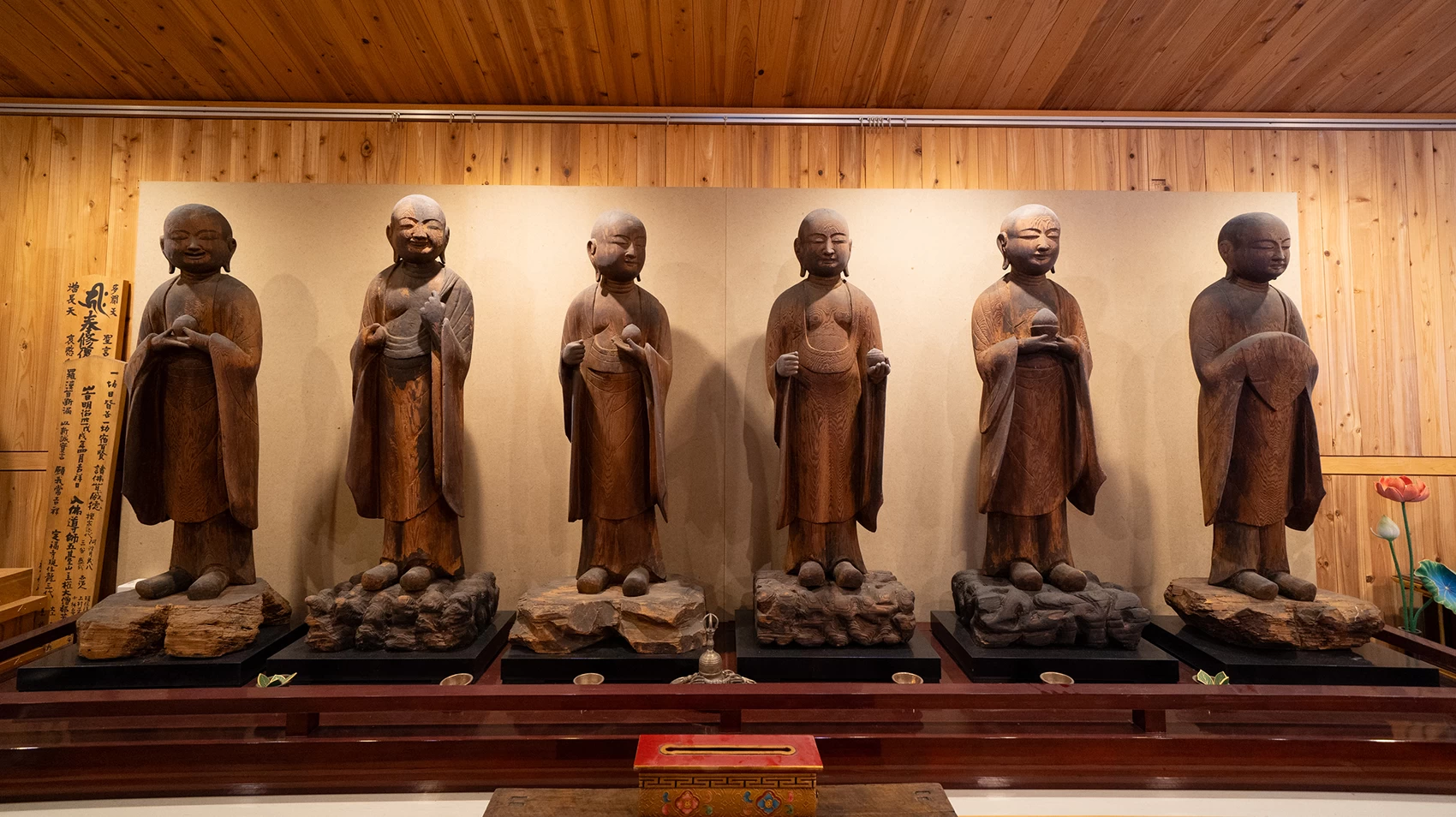 国や県指定文化財の仏像や民具を多数継承