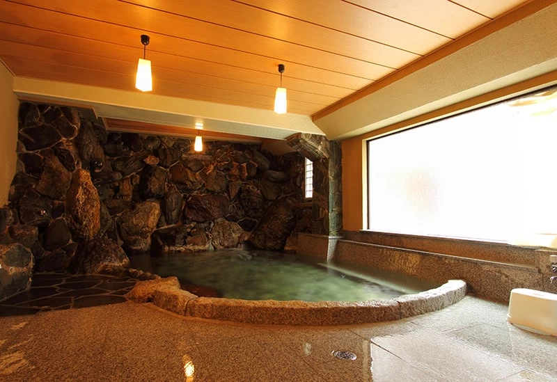 全国の巨岩が並ぶ自慢の岩風呂