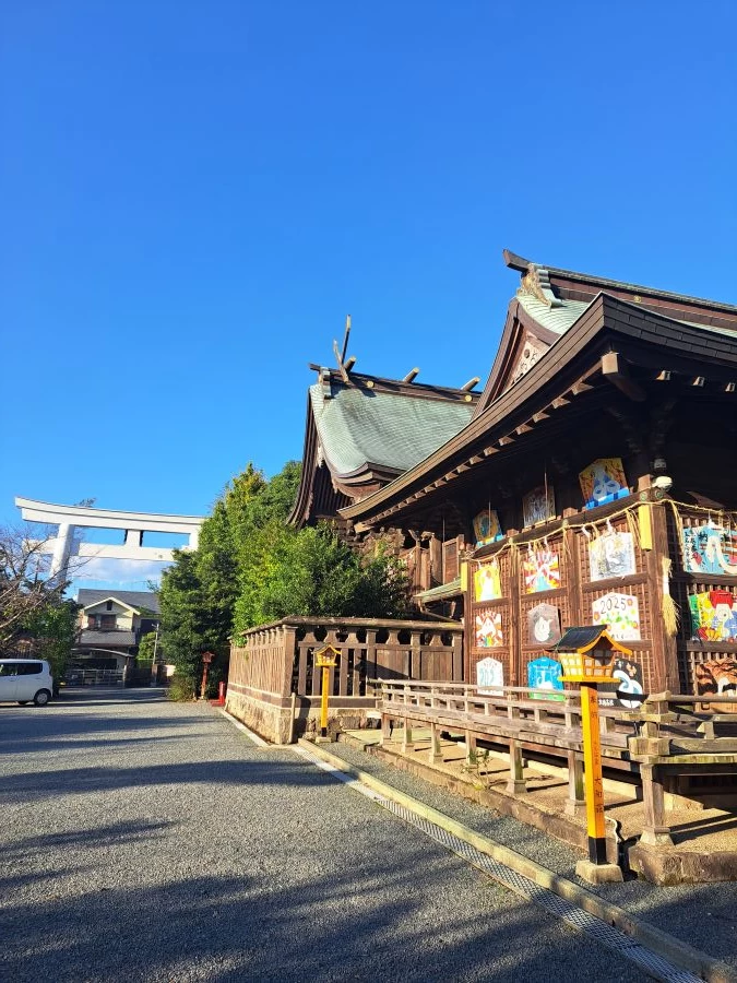 子どもたちの絵馬が飾られている