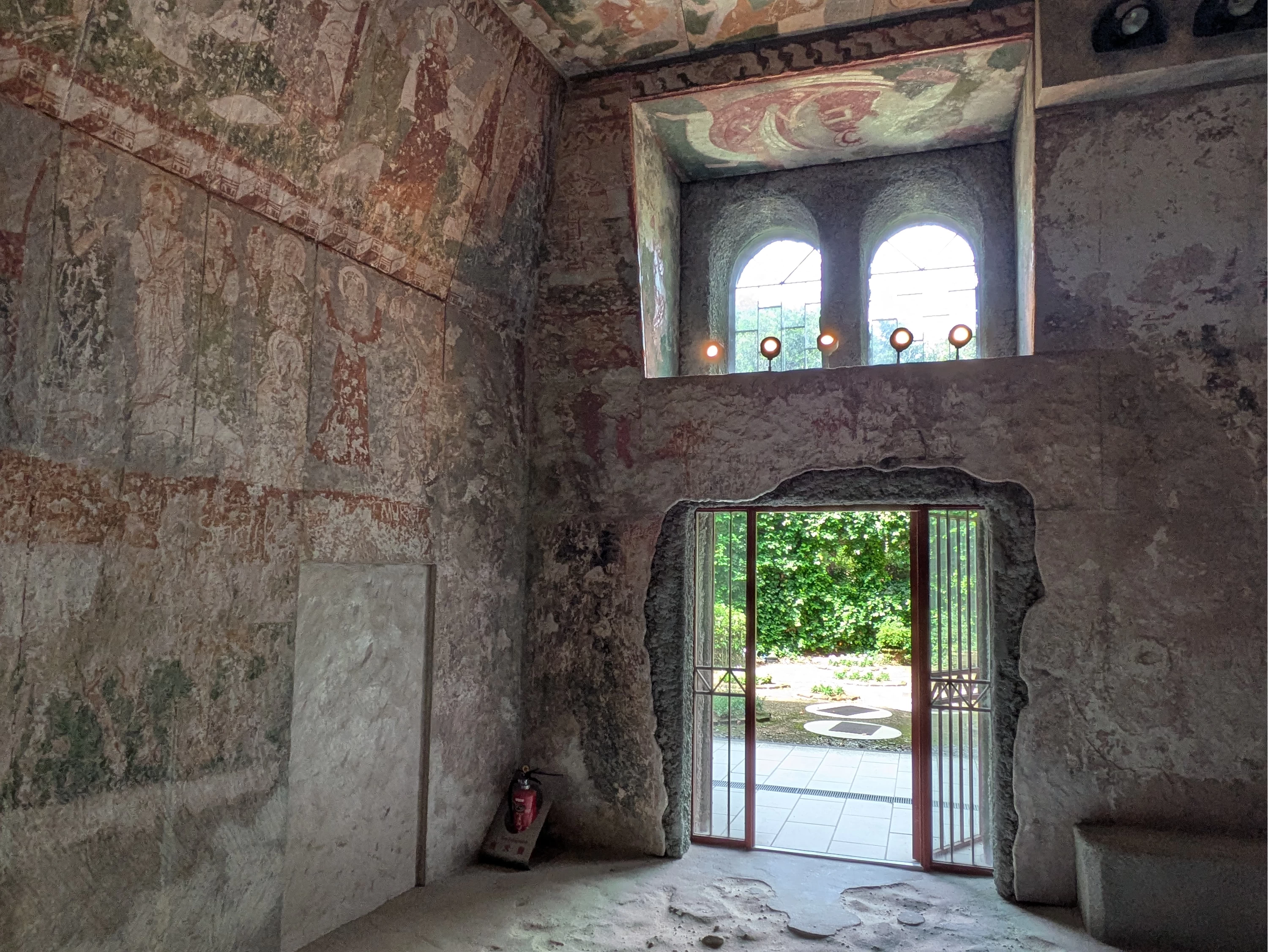 聖堂の入口（現地にて撮影）