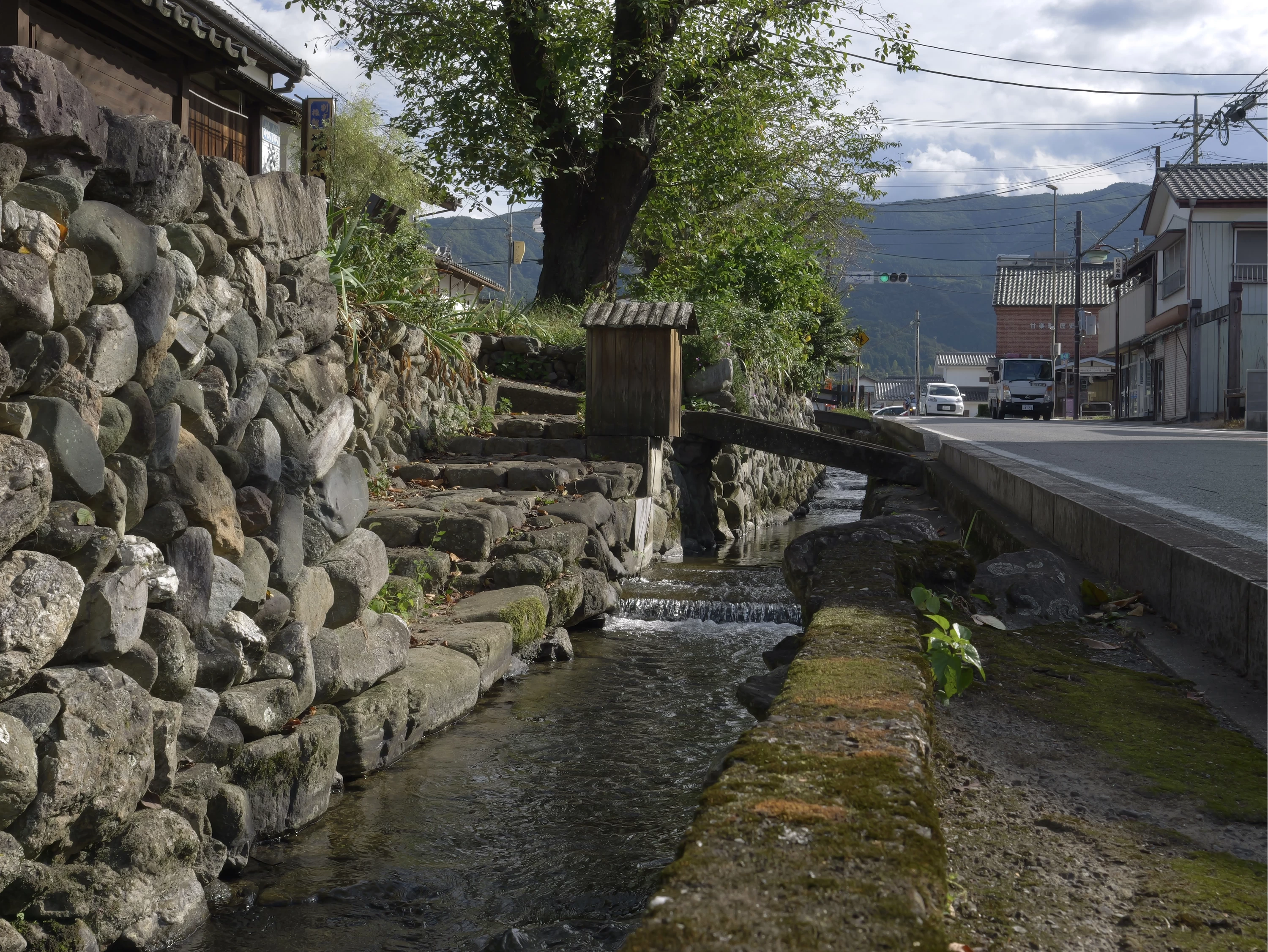 雄川分流 店舗前辺り（現地にて撮影）
