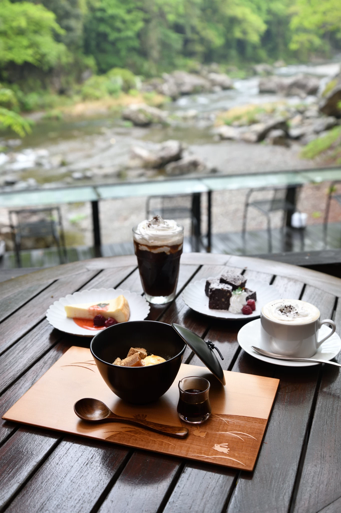 川のせせらぎを聴きながらひと休み