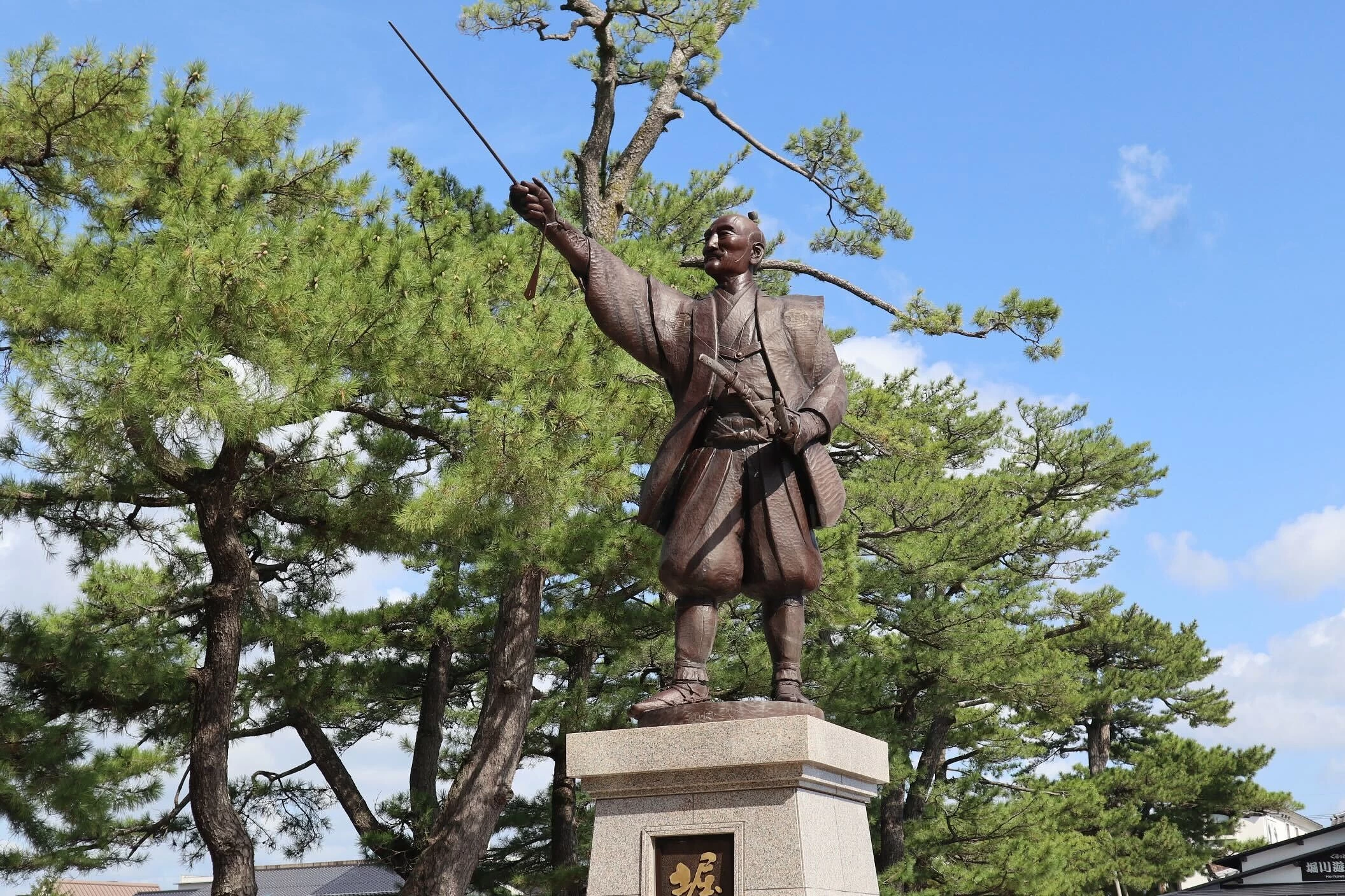 堀尾吉晴の銅像（現地にて撮影）