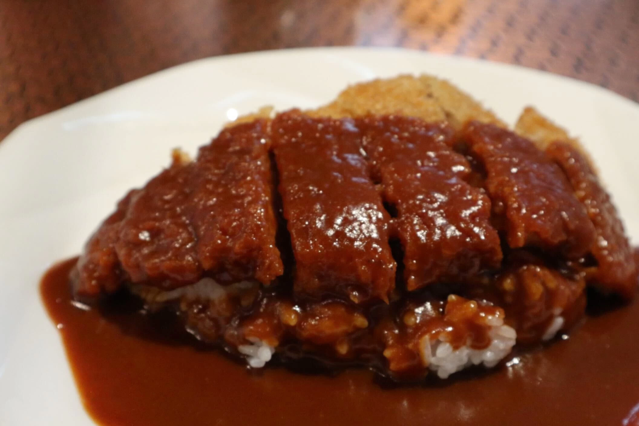 奥深い味わいのデミグラスソース（現地にて撮影）