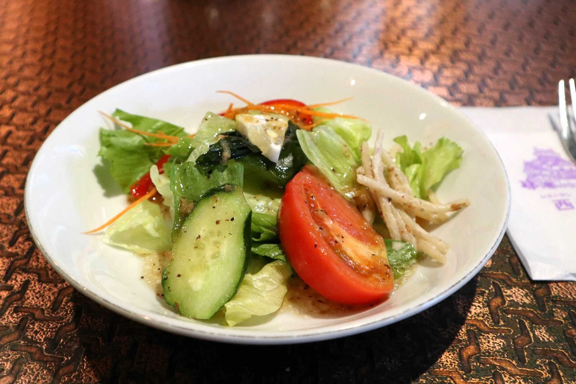 セットのサラダも美味しい（現地にて撮影）