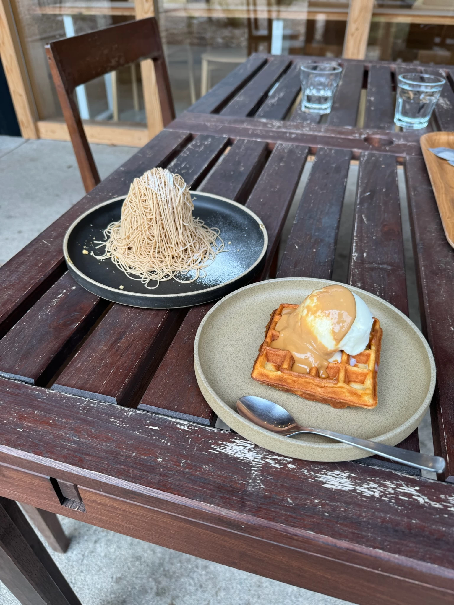 ブラウンチーズのモンブラン/ホエイワッフルブラウンチーズとアイスクリーム（現地にて撮影）