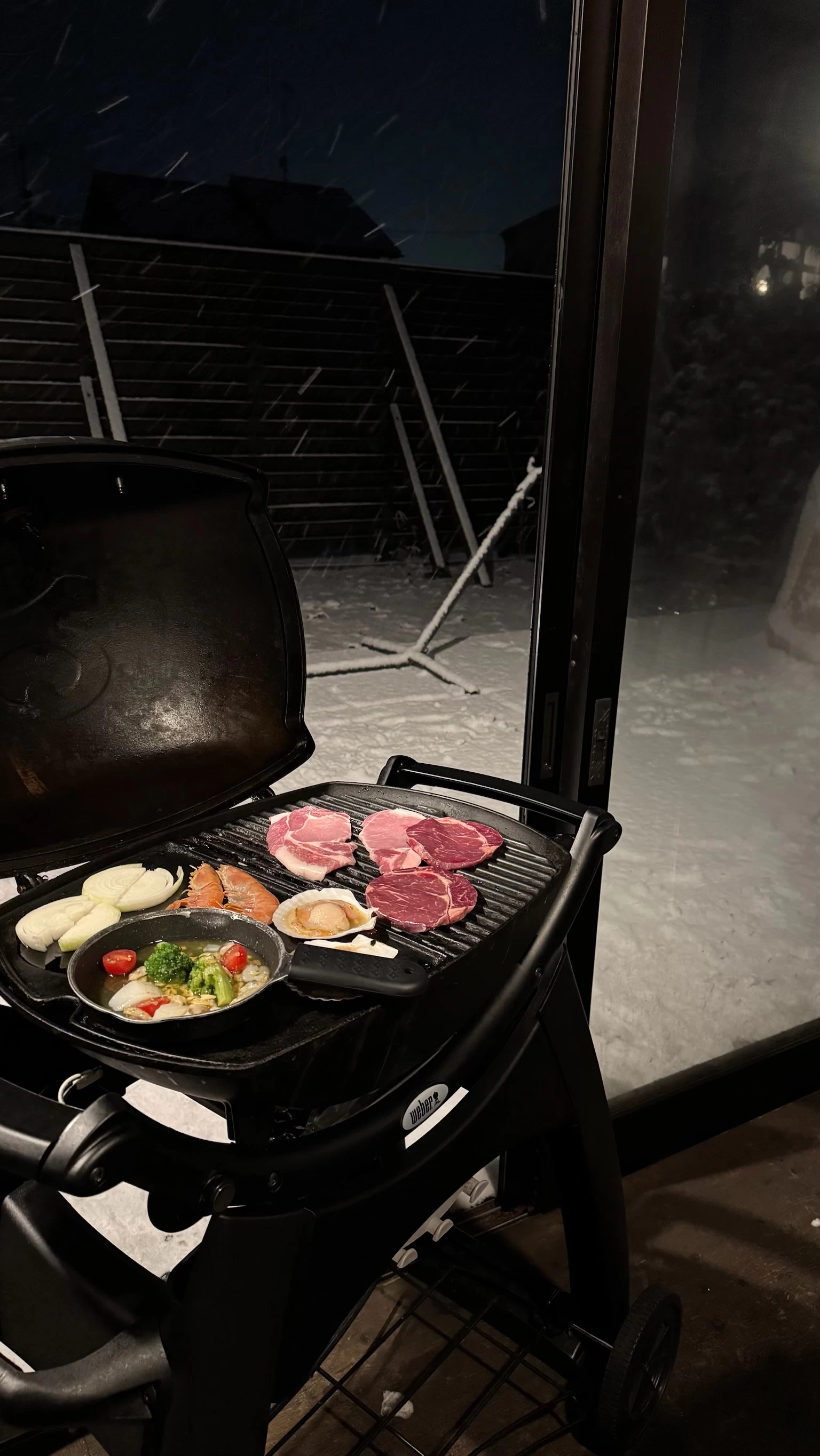雪景色の中BBQを楽しむ様子（現地にて撮影）