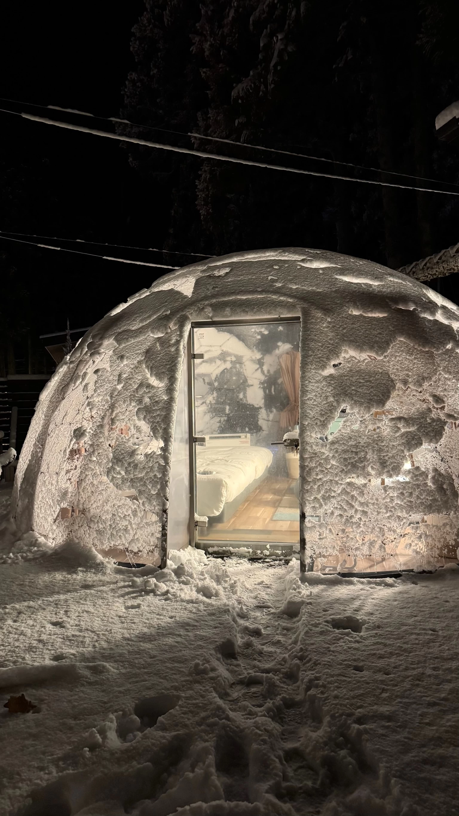 クリアドームに雪が積もる様子（現地にて撮影）
