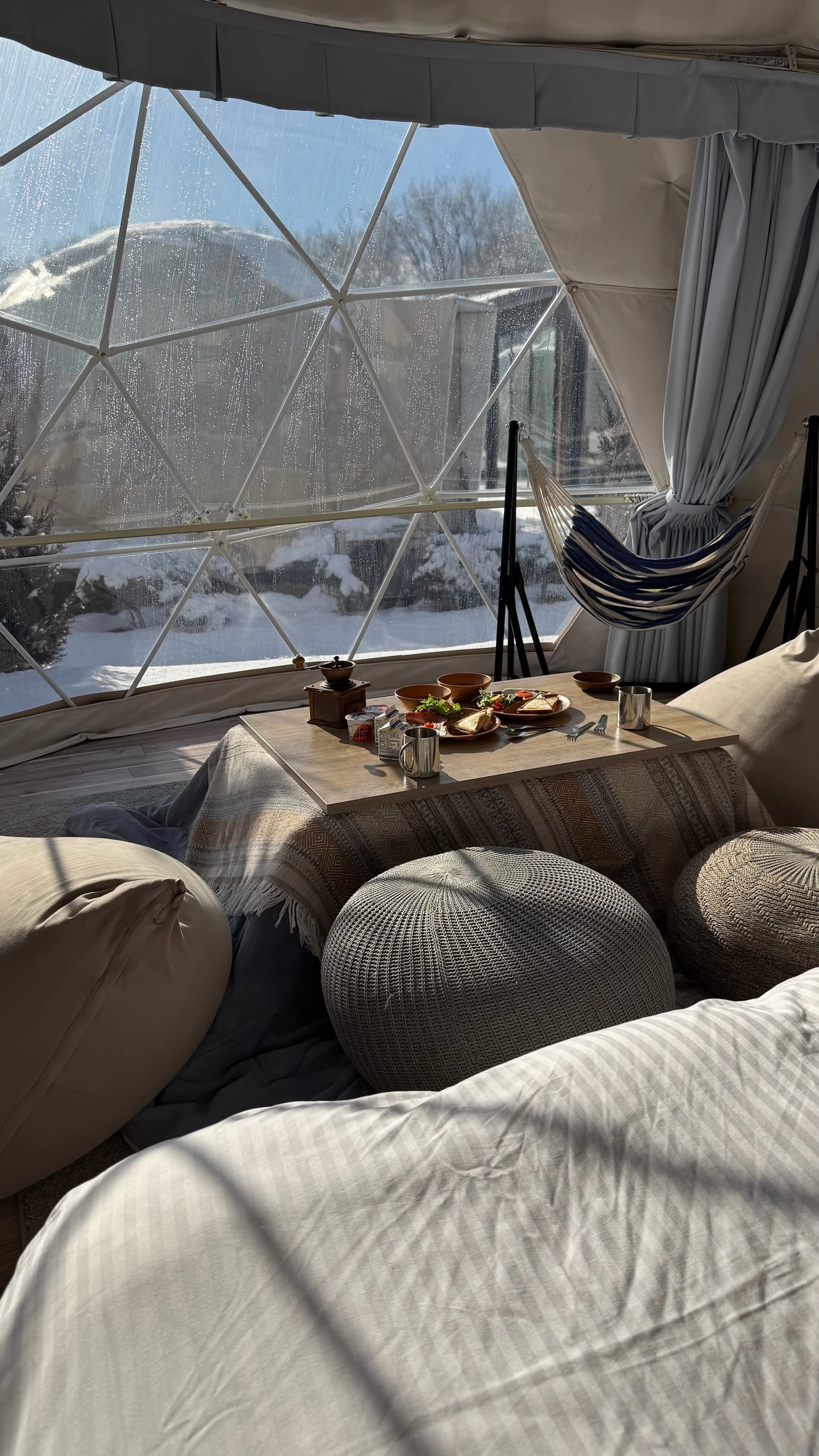 こたつで朝ごはんを食べる様子（現地にて撮影）