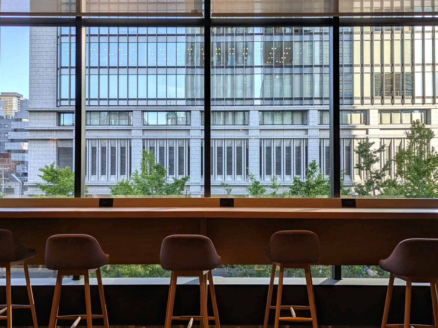 パブリックスペースのカウンター席（現地にて撮影）