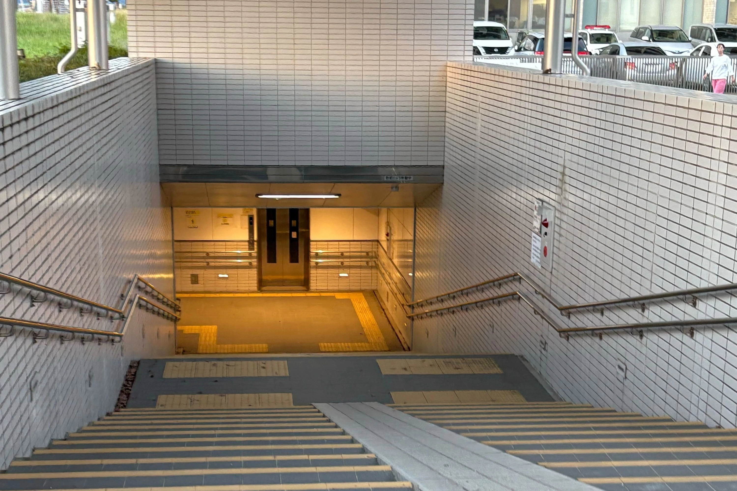 駐車場からは地下道で宍道湖側へ（現地にて撮影）