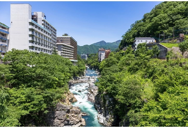 鬼怒川の渓谷と鬼怒川温泉街