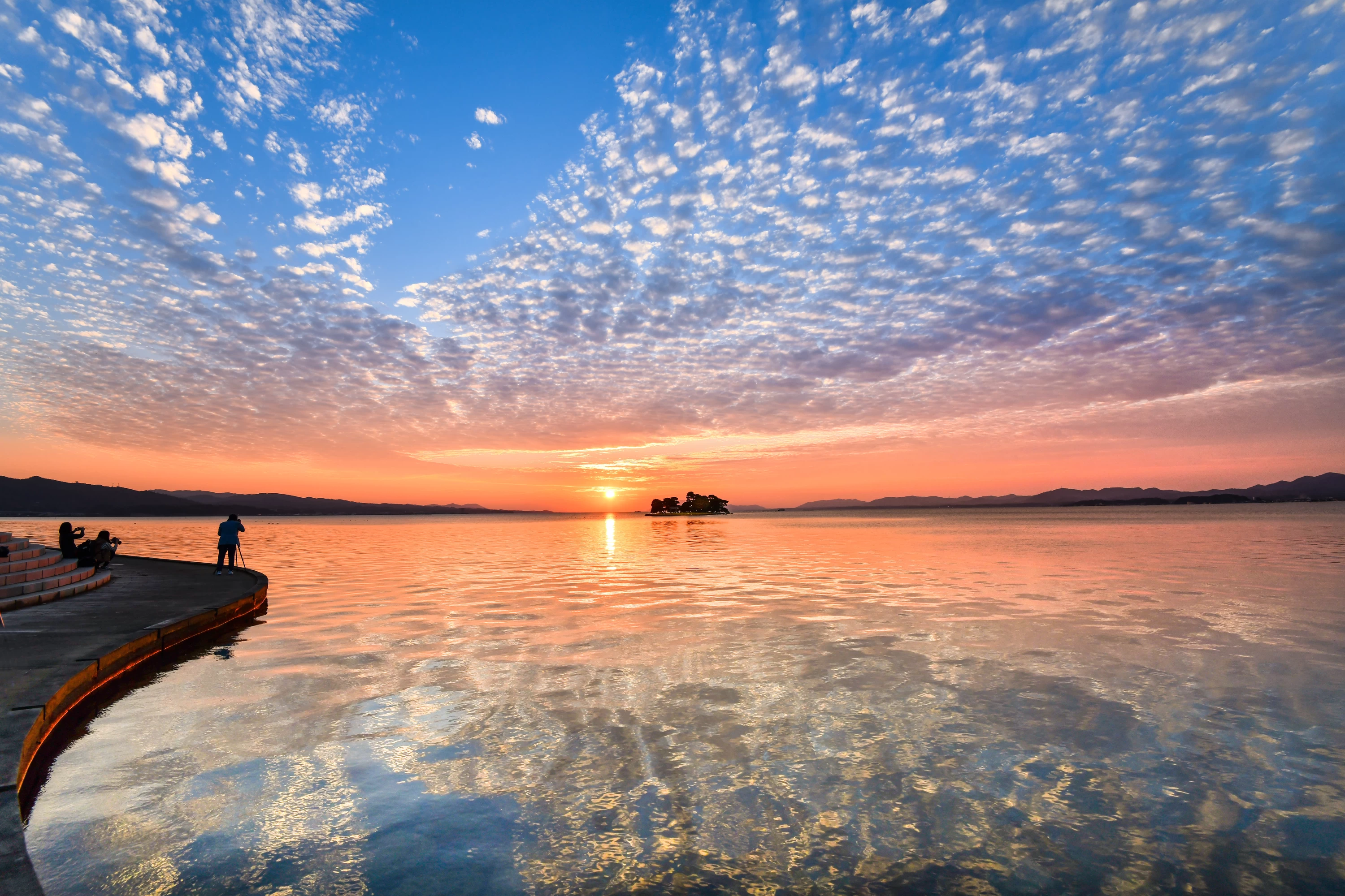 周辺のさまざまな場所から夕日が望める