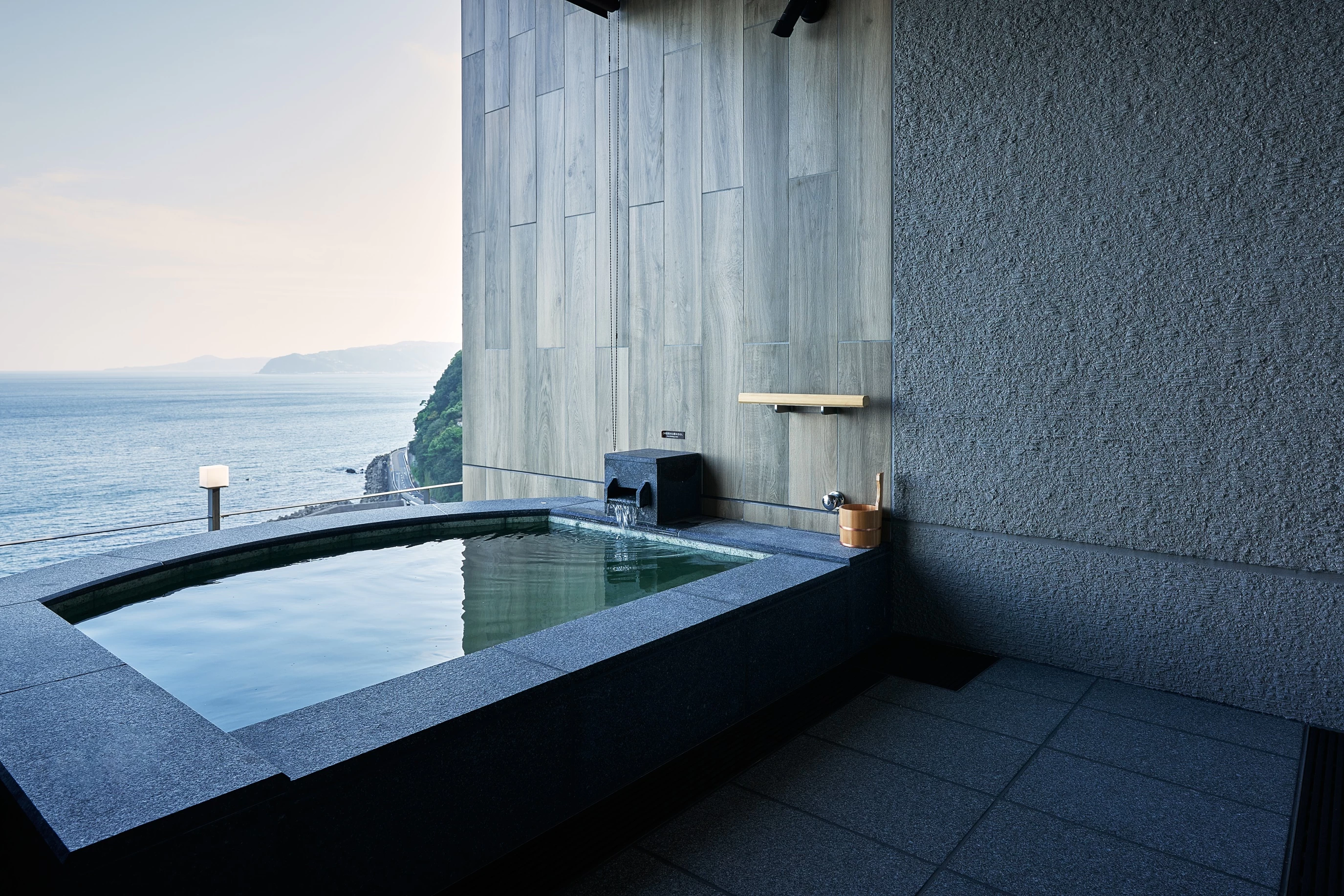 佳ら久スイートのお部屋付きの露天風呂（画像提供：熱海・伊豆山 佳ら久）