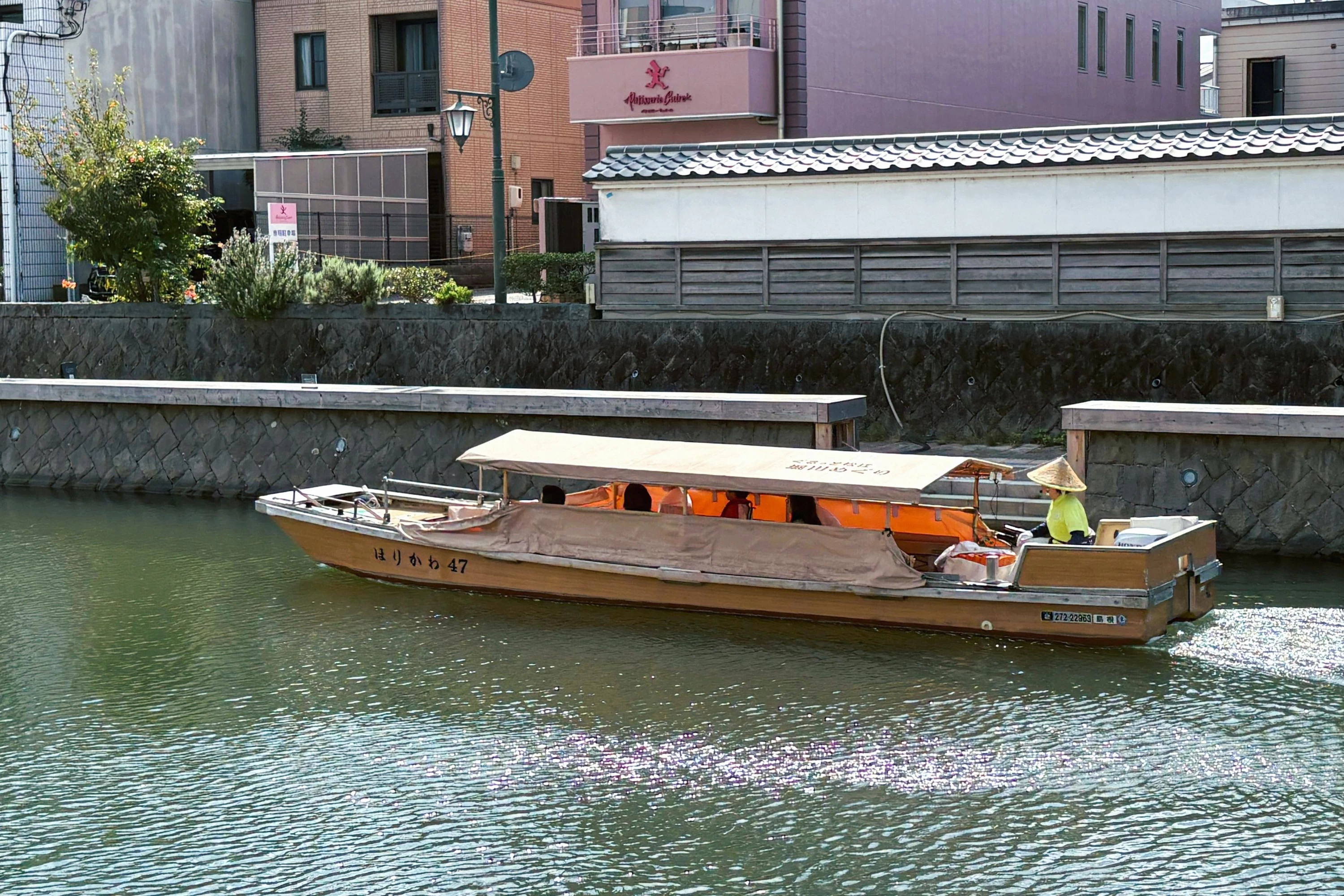 城下町を巡る堀川遊覧船（現地にて撮影）