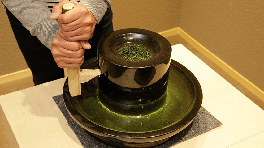 自身でブレンドした碾茶を自らひいて抹茶に