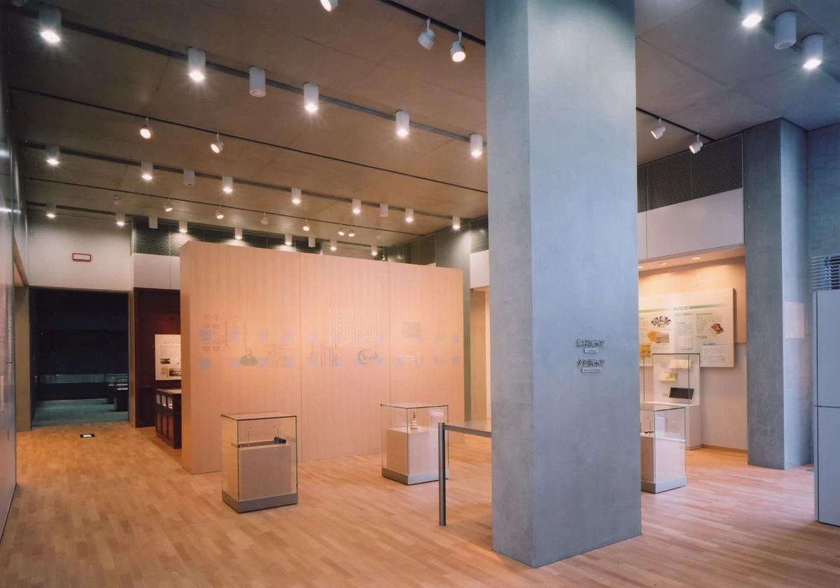 日本の書物文化を概観できる展示を行う常設展示室