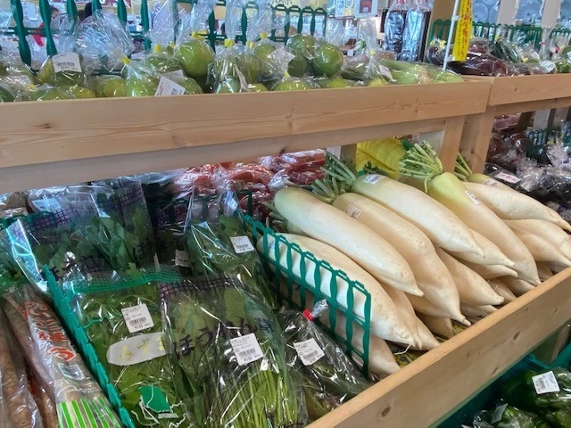 直売コーナーには、地元の新鮮野菜や果物がずらり