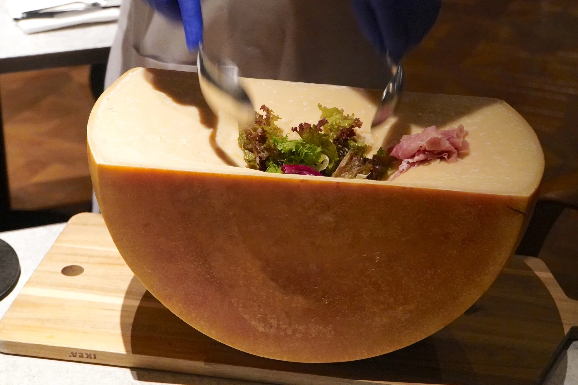 目の前で仕上げるパルミジャーノ・レッジャーノサラダ