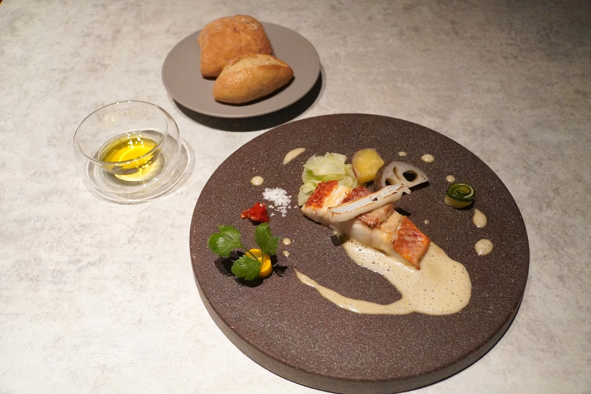 尾長鯛と炙りアオリイカに蒸し野菜を合わせて軽く仕上げたアンチョビのソース