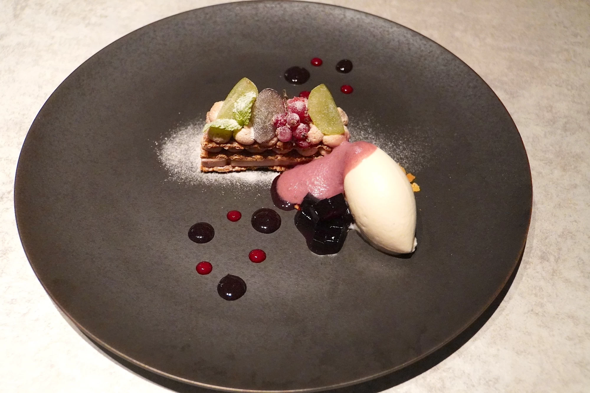 葡萄のミルフィーユ ウーロンアイスを添えて