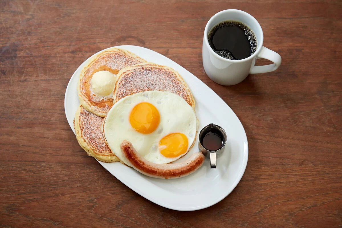 バターミルクパンケーキ ソーセージ、フライドエッグ