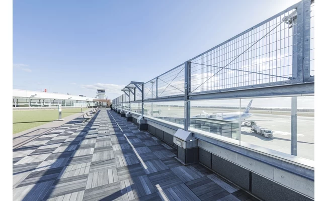 滑走路を一望できる送迎デッキ